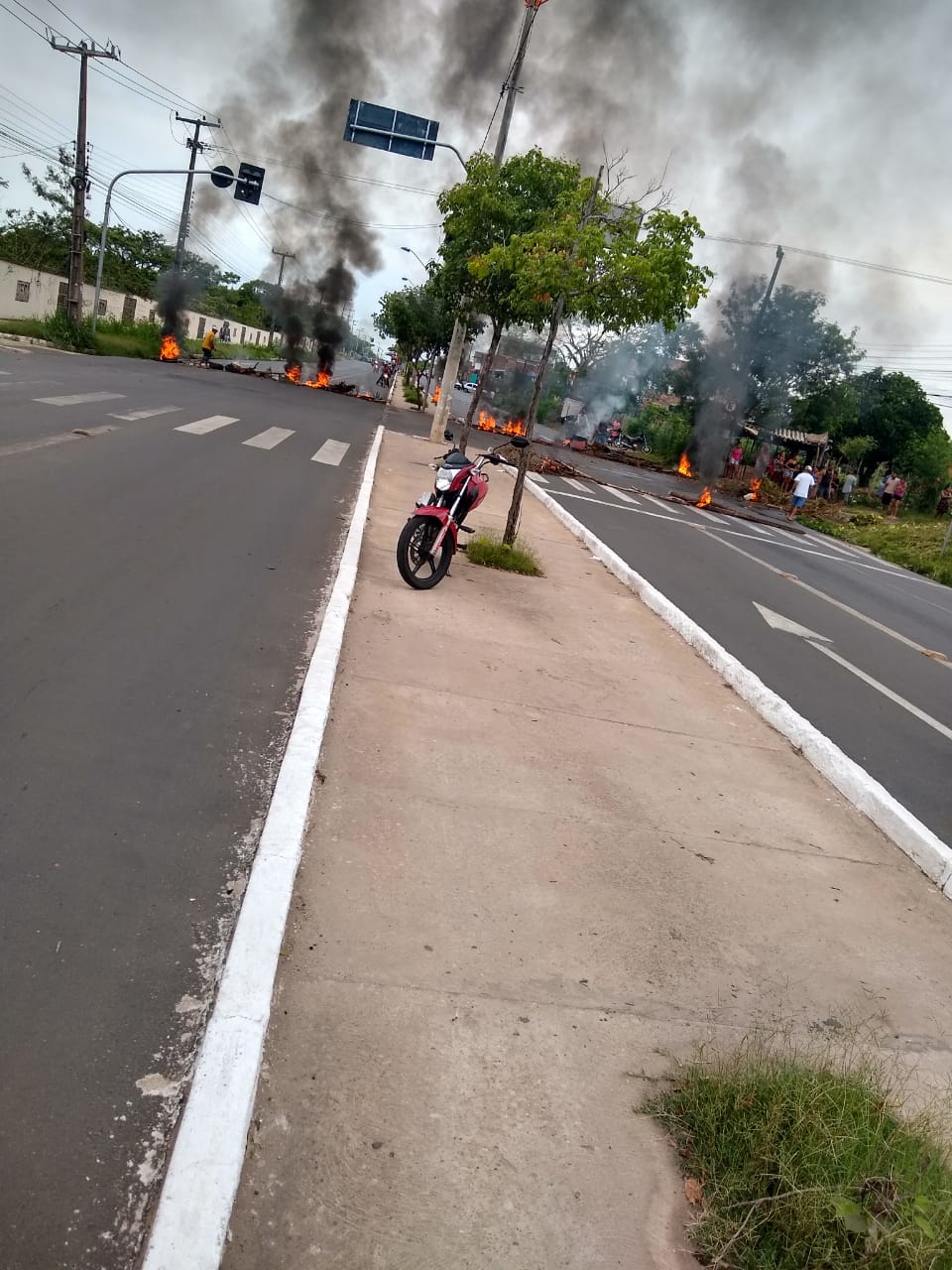 Manifestantes bloqueiam avenida